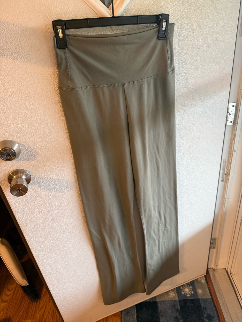 Love Tree Olive Green/Gray Activewear Flare Leggings Yoga Pants Like New! Medium